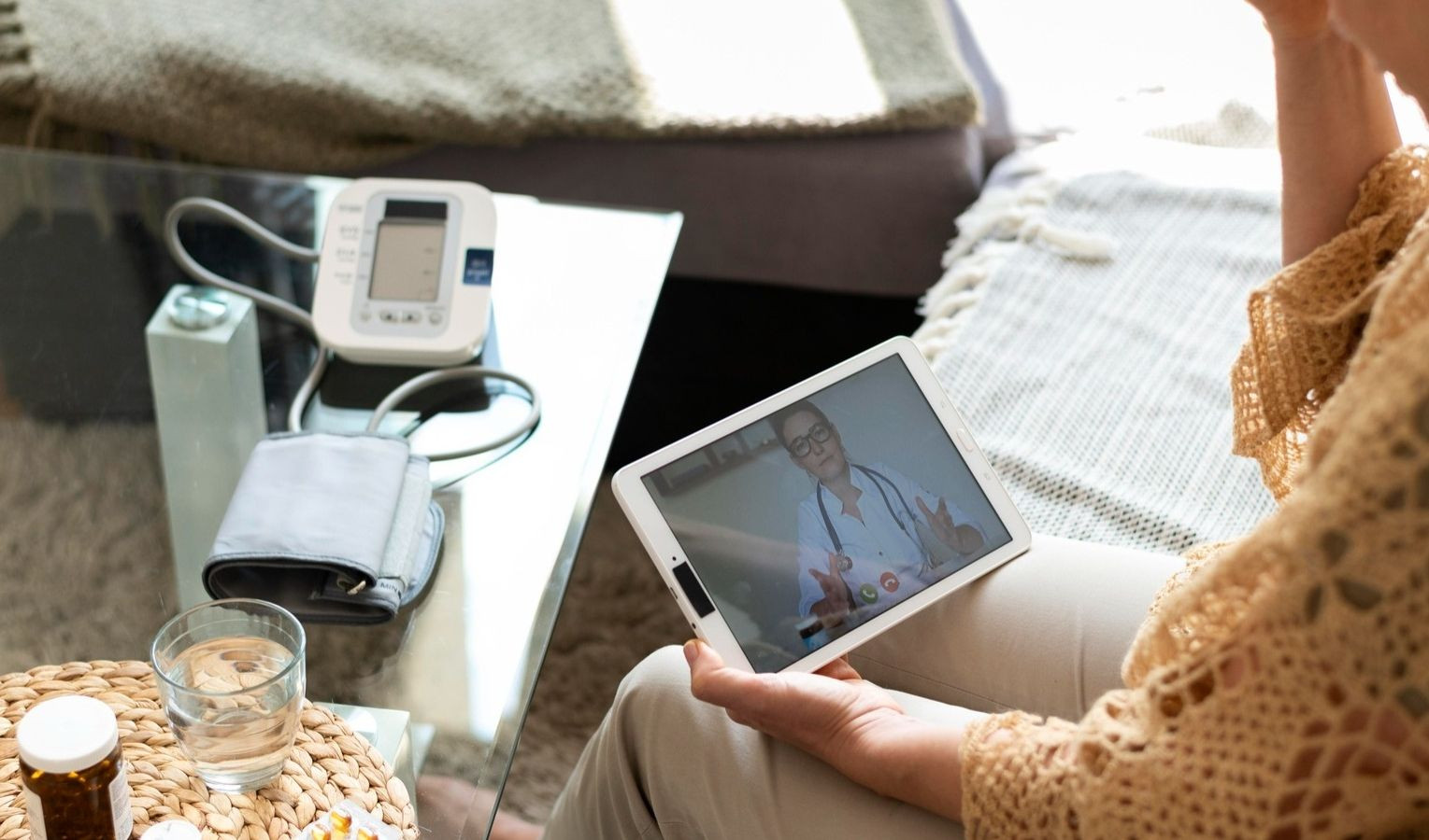 Paziente con tablet sottoposto a terapia con telemedicina