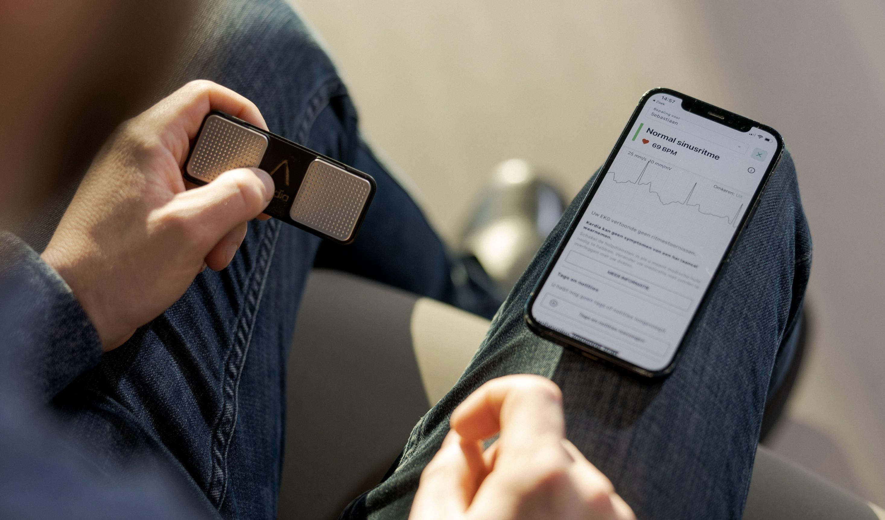 paziente utilizza dispositivo di monitoraggio collegato a smartphone