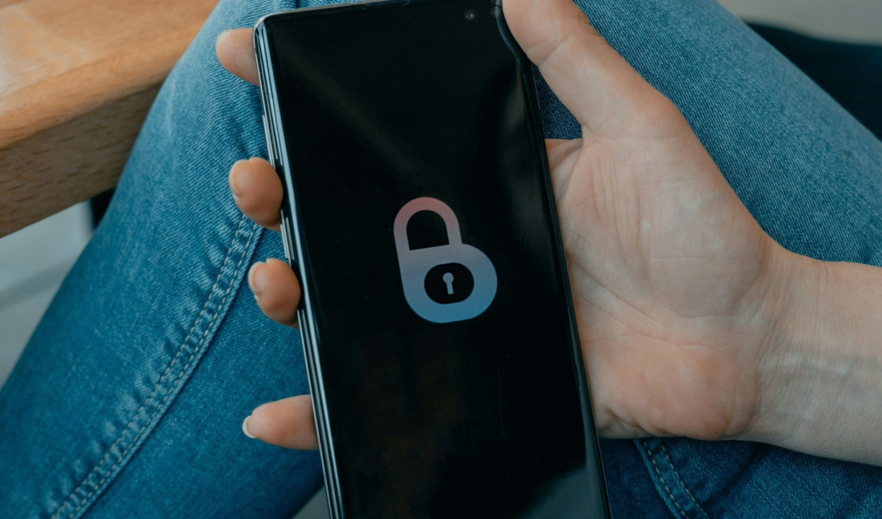 smartphone bianco e nero sulla mano di una persona 