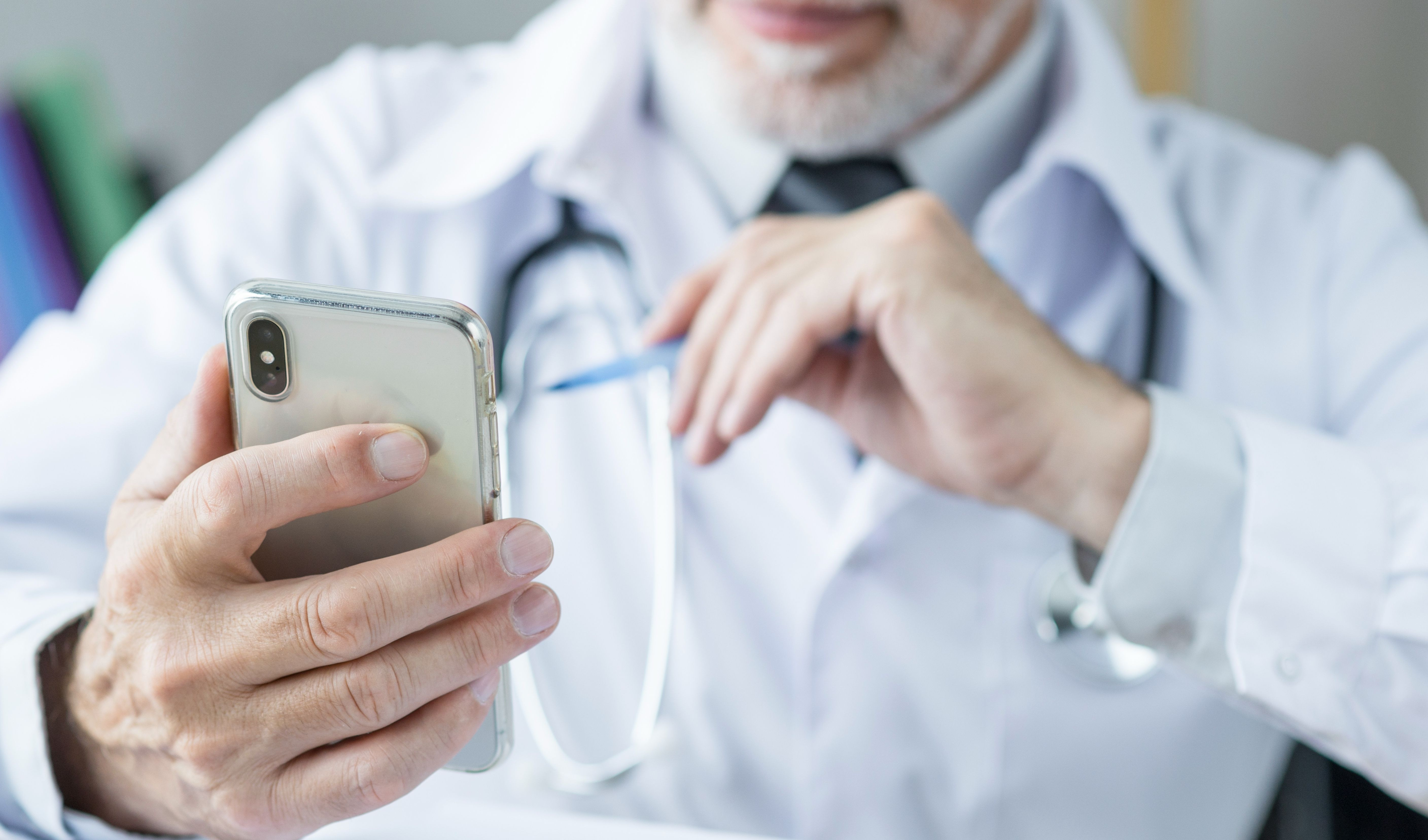 Medico consulta informazioni su smartphone