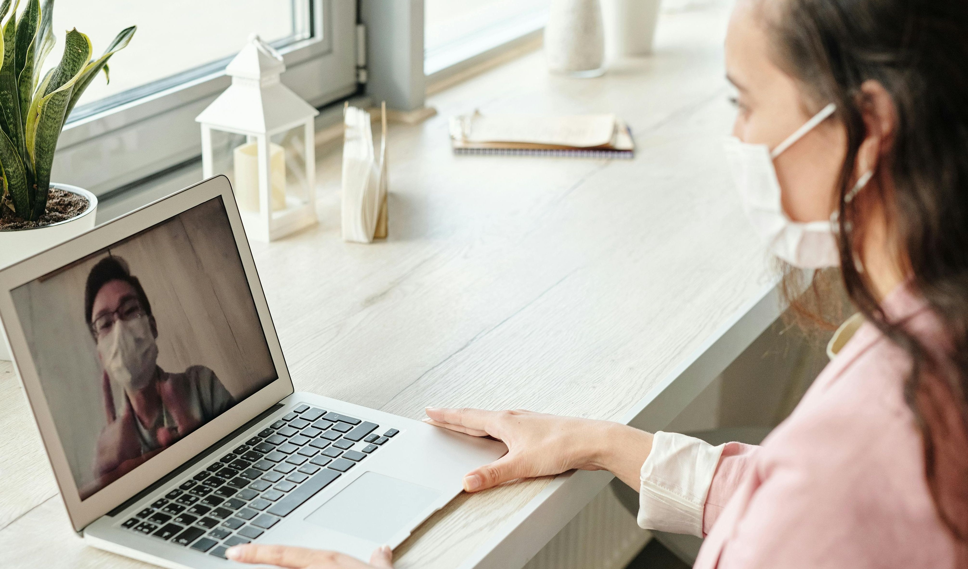 paziente videochiama al pc la propria dottoressa