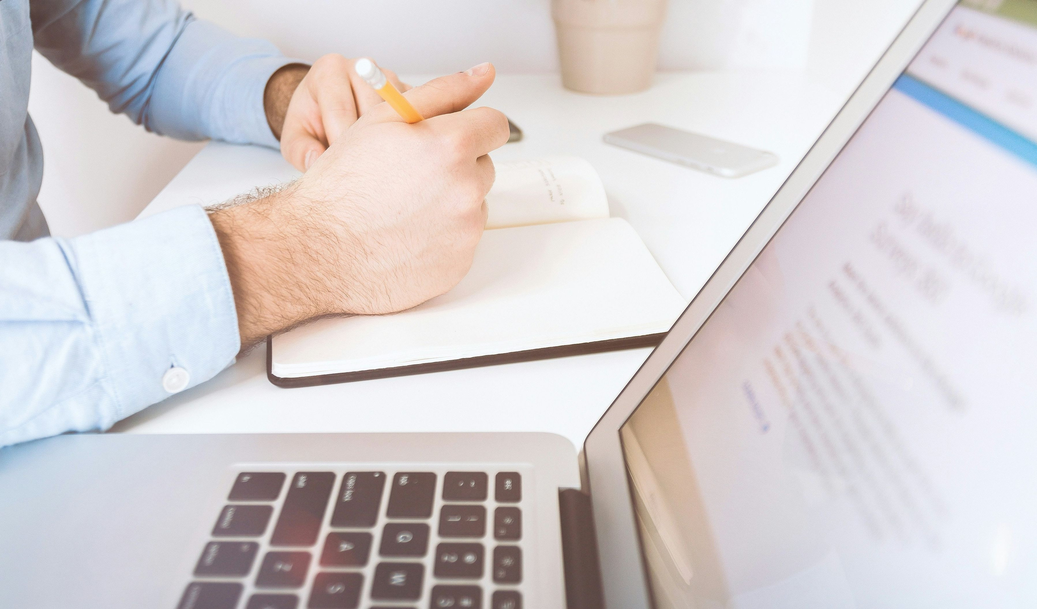 medico prende appunti su carta e su pc