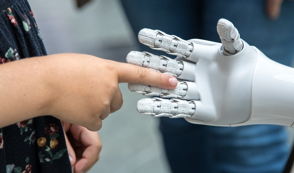 paziente tocca mano robotica