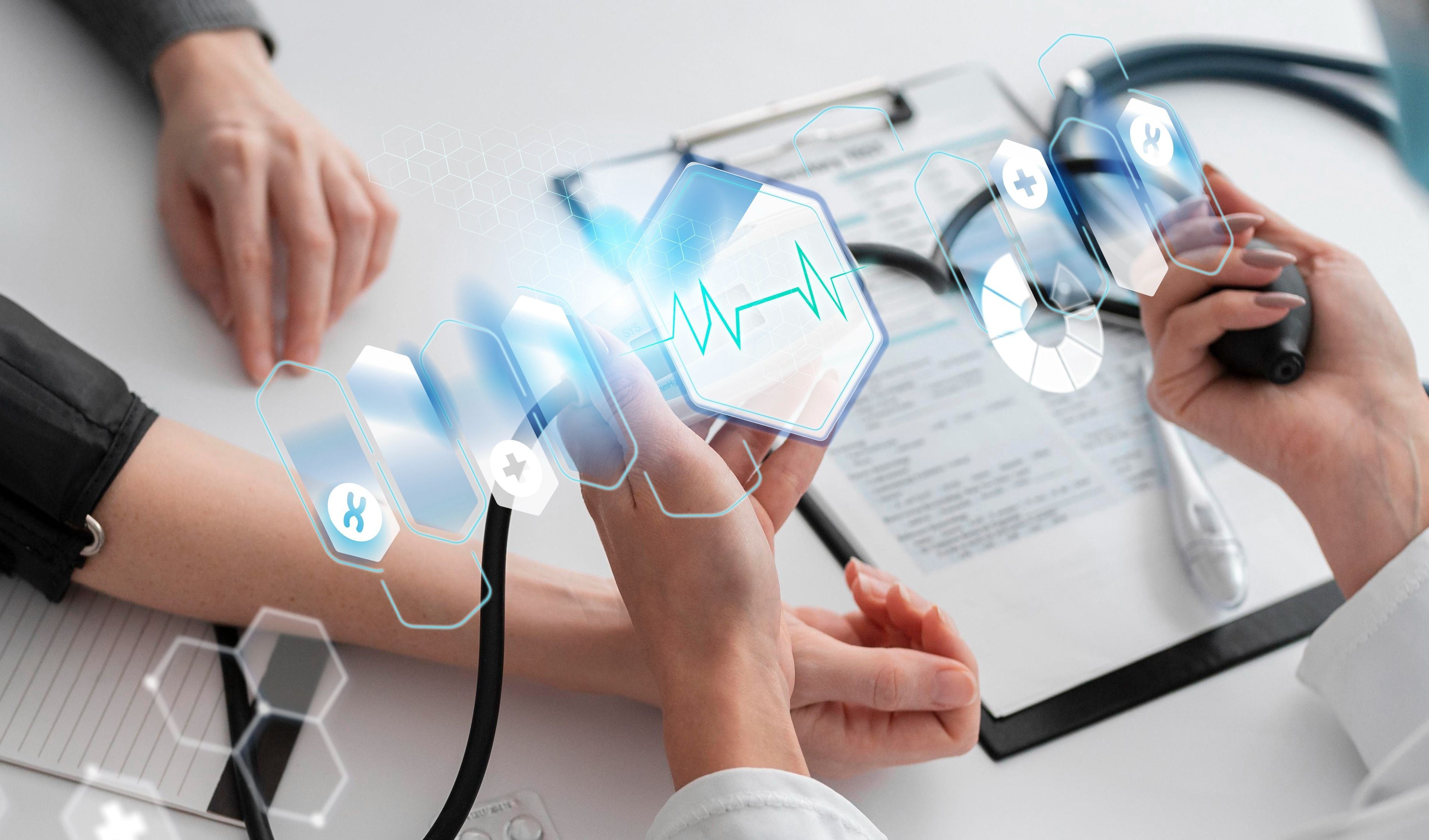 Medico misura la pressione a un paziente, con elementi grafici che richiamano la tecnologia
