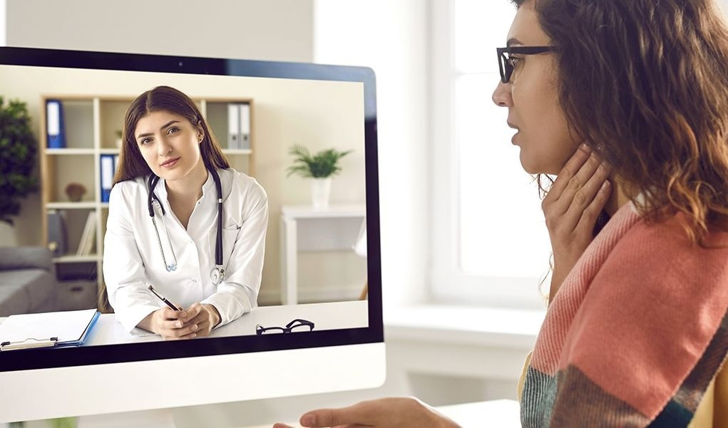 dottoressa visita una paziente da remoto con un tablet
