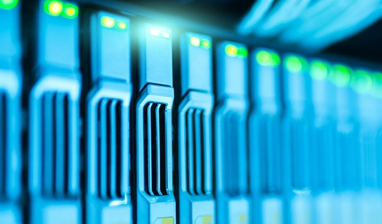 Server con dischi e cavi di rete in data center