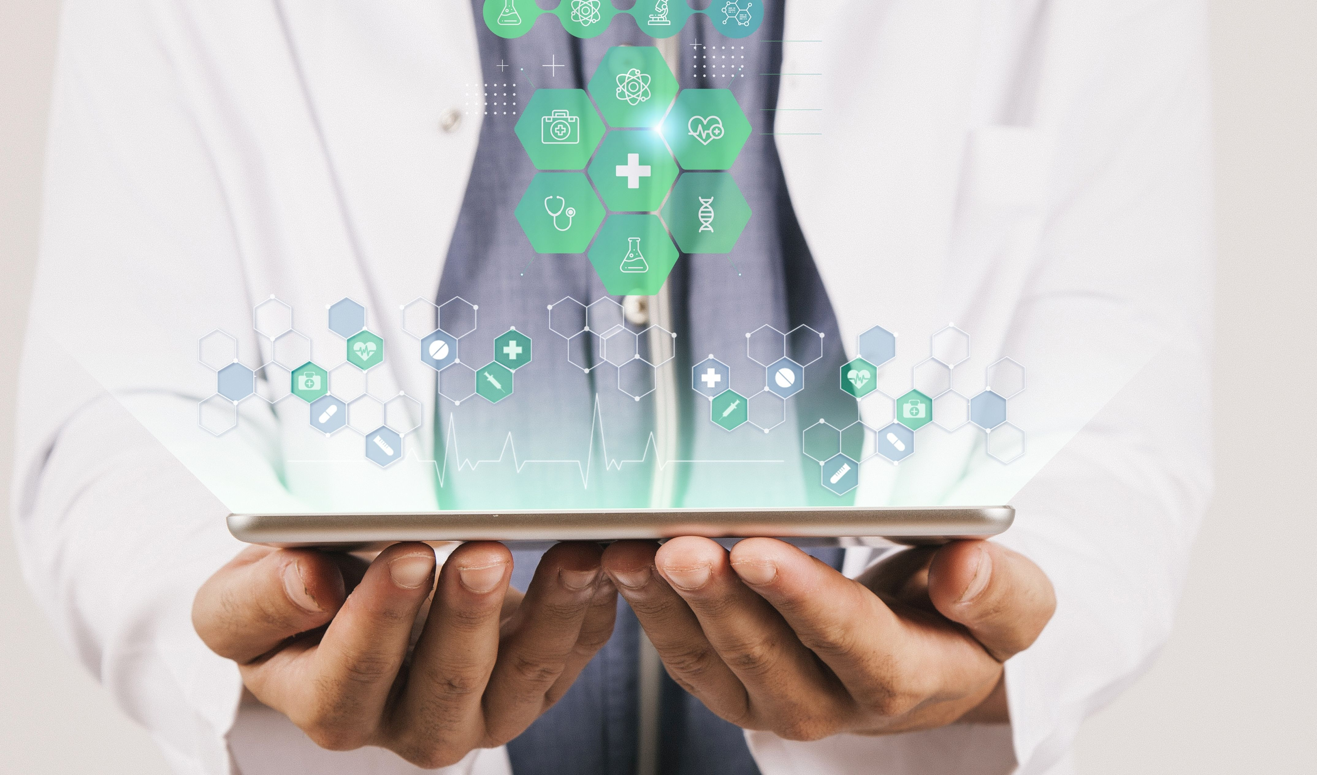 Operatore sanitario regge un tablet